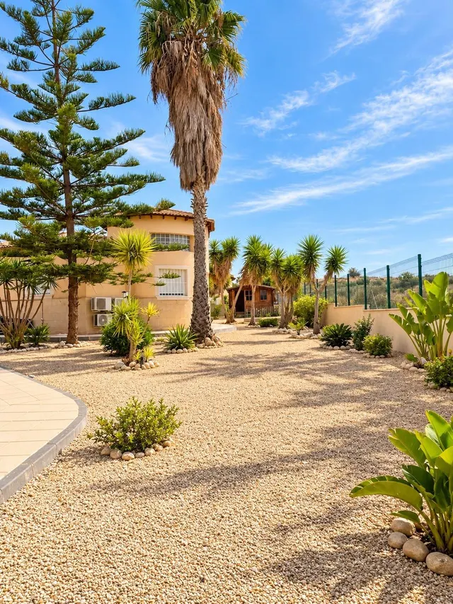 Chalet con piscina privada y parcela — 16