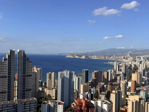 Precioso apartamento de 2 dormitorios, con vistas panorámicas, garaje y trastero www.inmobiliarialesdunes.com