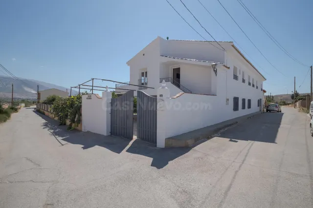 GRAN PARCELA CON VIVIENDA UNIFAMILIAR, 3 APARTAMENTOS, PISCI - foto 2