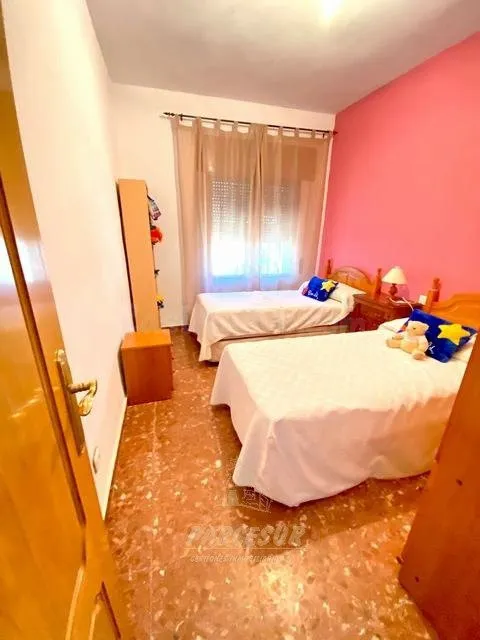 ZONA LAS QUEMADAS - Parcela de terreno de 930 m2 con casa de - foto 4