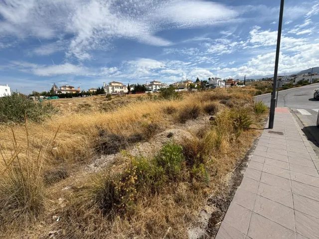 Terreno urbano en venta en La Zubia, en esquina. — 6