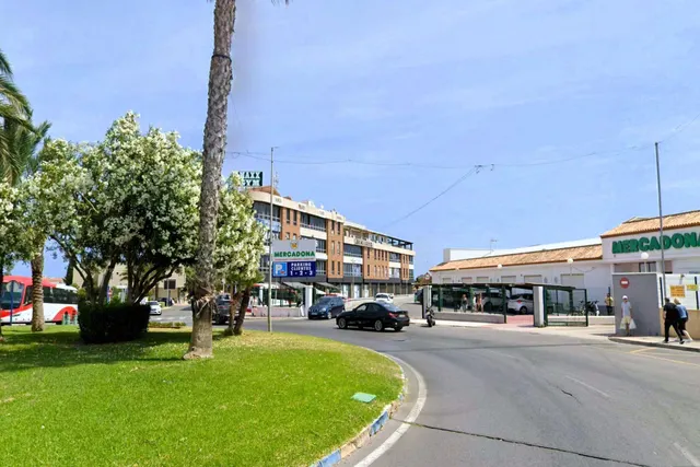Casa adosada reformada y espaciosa de tres plantas (86 m2) con 3 dormitorios, 2 baños y 1 aseo. Terraza frente, piscina comunitaria, cerca del La Zenia Boulevard y a tan solo 650 m de Playa Flamenca — 39