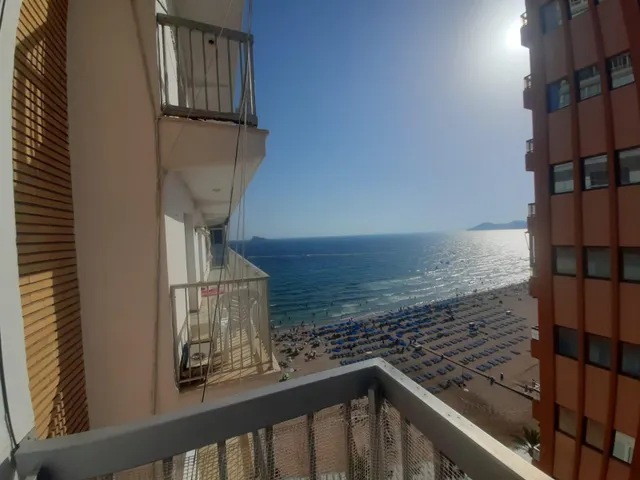 APARTAMENTO DE DOS DORMITORIOS EN PRIMERA LINEA DE PLAYA DE LEVANTE CON PARKING — 2