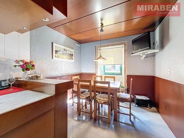 CASA EN VENTA EN RIANXO CON PATIO Y HORREO — 2
