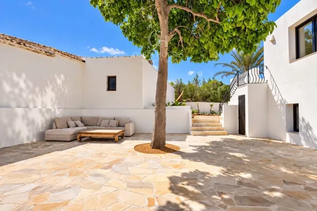 Villa arbela · luz, vida exterior y vistas abiertas al montgo en javea — 28