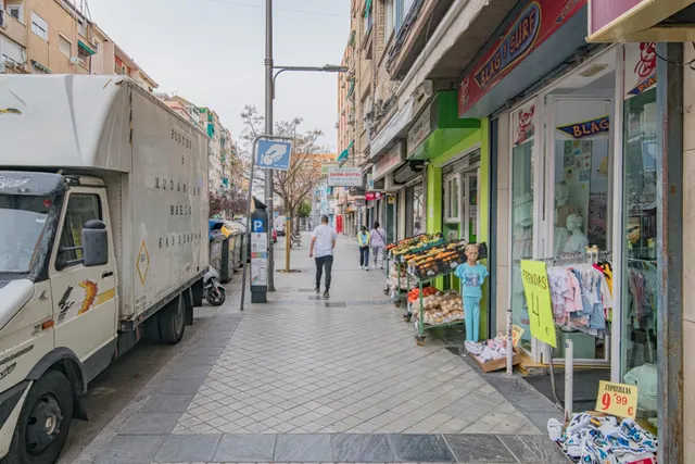 OPORTUNIDAD DE  RENTABILIDAD EN 3 LOCALES COMERCIALES  ALQUILADOS SITUADOS EN AVENIDA DILAR — 5