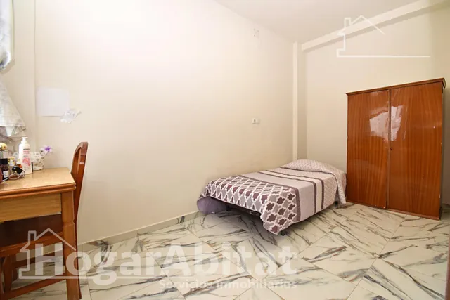 Amplitud y luz mediterránea en este piso totalmente reformado con terraza en Oliva — 23