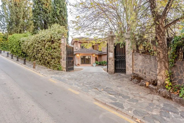 chalet independiente con la mejor parcela en la prestigiosa  urbanización de el serrallo — 22
