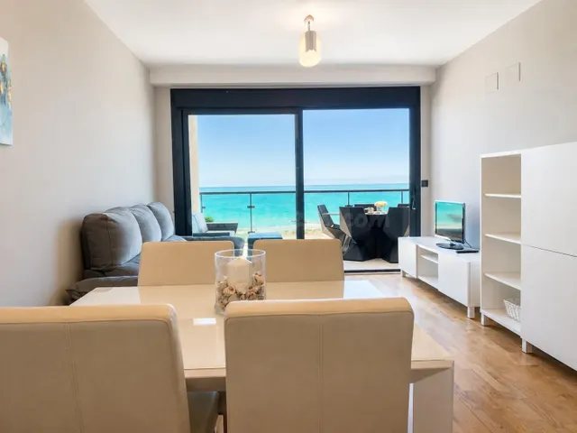 EXCLUSIVO APARTAMENTO CON VISTAS PANORÁMICAS AL MAR EN LA PL