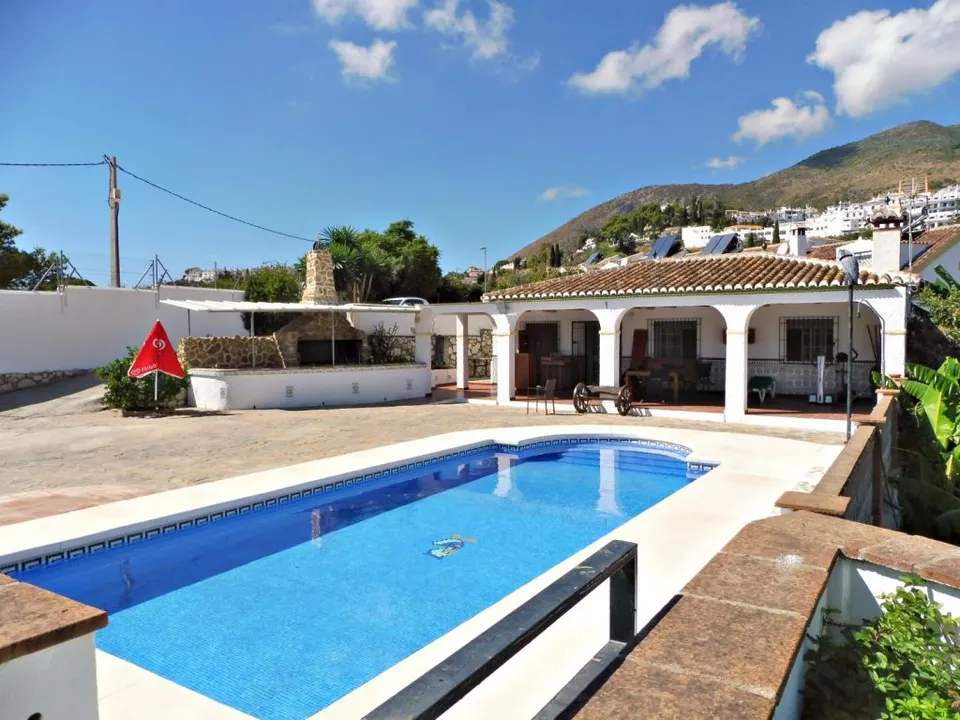 Chalet de 3 dormitorios con 2221m2 de parcela y vistas panorámicas