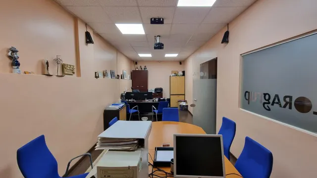 LOCAL COMERCIAL EN VENDA AL CENTRE — 11