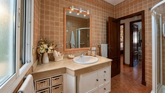 Chalet urbano reformado con piscina, placas solares y todas las comodidades — 33
