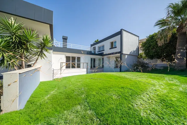 Exclusivo chalet completamente reformado con vistas al mar en Bahía Azul — 26