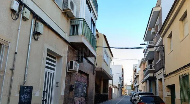 SE VENDE casa adosada OKUPA en C Tirso De Molina 5 de Santom - foto 2