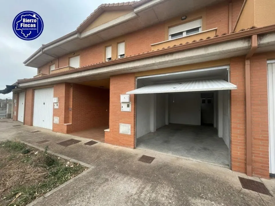 **se vende adosado en ardoncino, León**