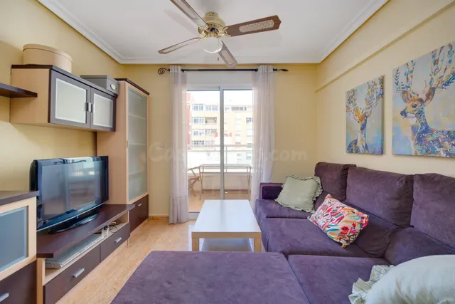 Apartamento de dos dormitorios con piscina comunitaria en el centro de Torrevieja — 3