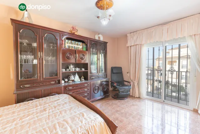Casa independiente a 5 minutos de Granada en buen estado para entrar a vivir — 40