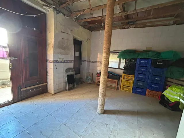 CASA ESQUINERA PARA REFORMAR — 13