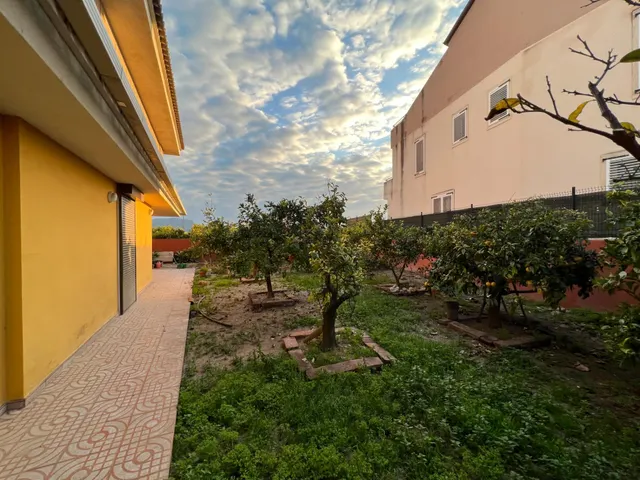 EXCELENTE CASA/CHALET, CON  MUY AMPLIA PARCELA, FRUTALES Y PISCINA, PLAYAS A 10 MINUTOS EN COCHES. — 18