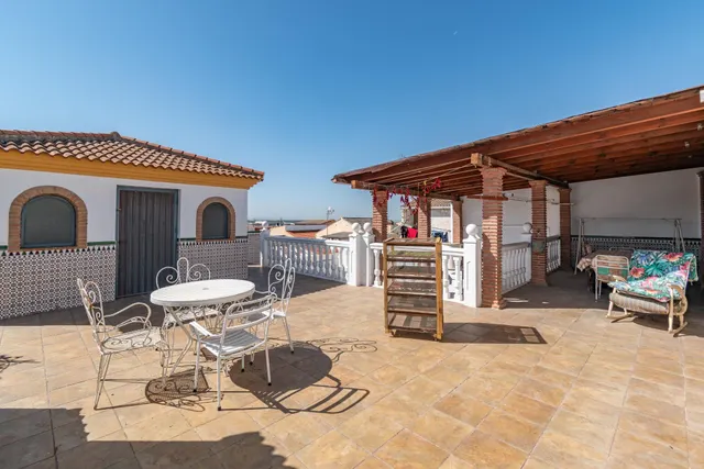 Gran Casa en Esquina en Atarfe – 4 Dormitorios, Piscina, Garaje y Espacio Comercial — 39