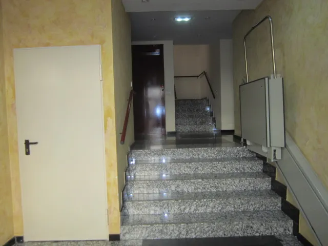SE VENDE APARTAMENTO AMUEBLADO, SEMINUEVO, COCINA AMERICANA, DORMITORIO, BAÑO, TRASTERO Y GARAJE. — 9