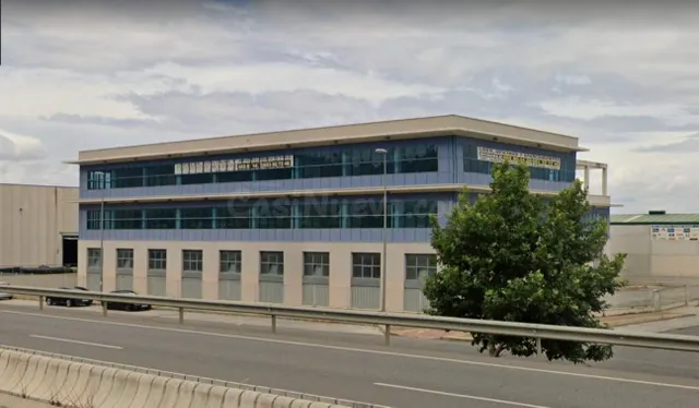 EDIFICIO COMPLETO DE LOCALES, OFICINAS Y GARAJES — 4