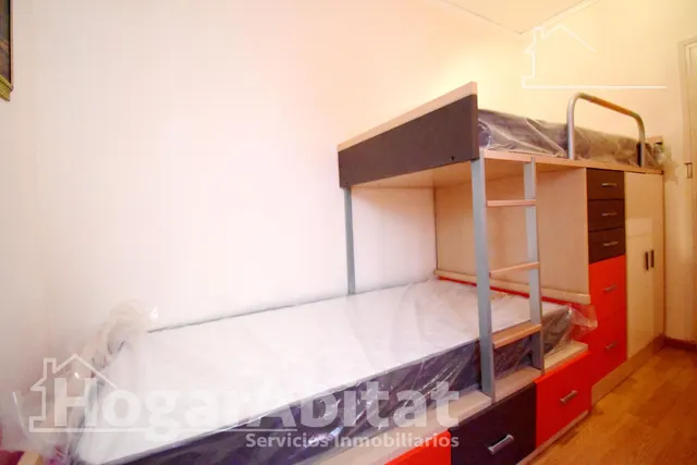 MUY AMPLIO CON 4 DORMITORIOS Y TERRAZA EN EL CENTRO — 30
