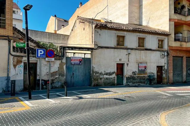 Atención promotores. Casa para derribar y hacer bloque de hasta 720 m2 de obra en Maracena centro — 2