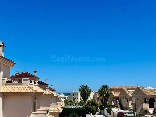 PRECIOSO ATICO MUY SOLEADO Y CON PISCINA COMUNITARIA PARA SU