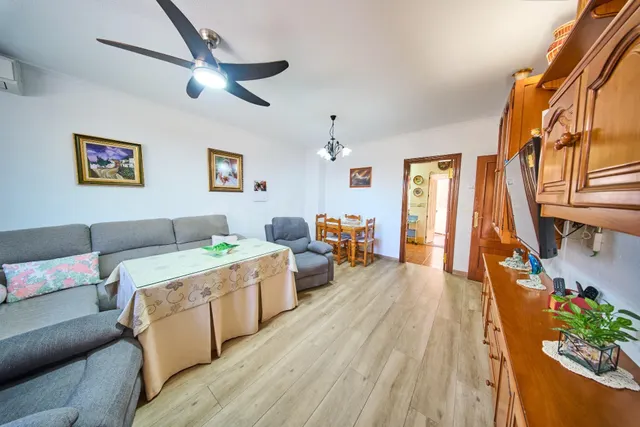 Acogedora casa con gran garaje y patio en La Zubia - foto 3