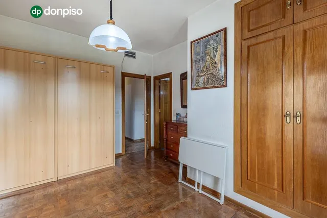 Pisazo en paseo del salón - Granada — 22
