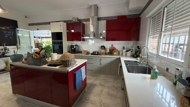 VILLA DE 4 DORMITORIOS Y 3 BAÑOS. PARCELA DE 1.850 M2. CON PISCINA CLIMATIZADA Y CASA DE INVITADOS INDEPENDIENTE EN CATRAL. — 23