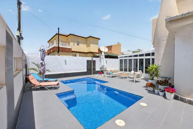Villa con Encanto Español y Piscina Privada en Mil Palmeras — 5