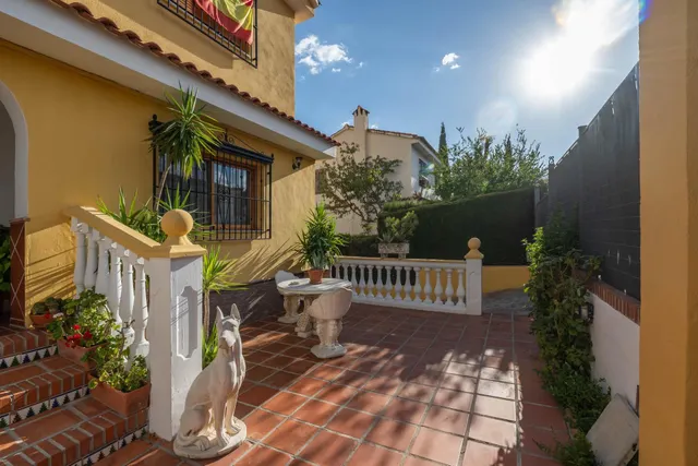 CHALET CON PISCINA Y JARDÍN A SOLO 10 MINUTOS DE GRANADA — 13
