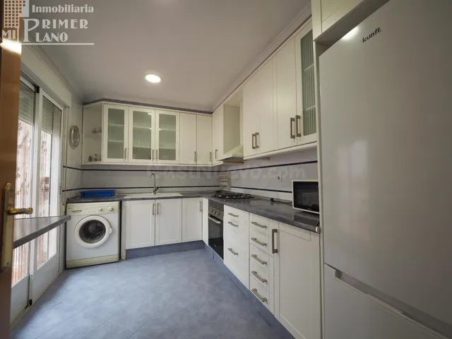 ¡Oferta en venta en Tomelloso! Casa adosada céntrica, amplia