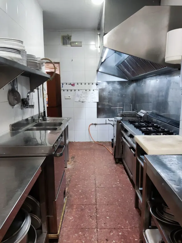 Listo para abrir: licencia de restaurante activa, cocina industrial y salida de humos. — 7