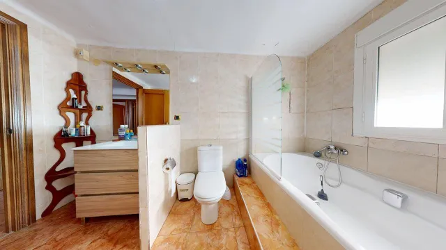 CASA UNIFAMILIAR de 170m2 útiles sobre parcela de 265m2. Distribuido en sótano con bodega, salón, cocina, dos baños, cuatro habitaciones y buhardilla diáfana — 23