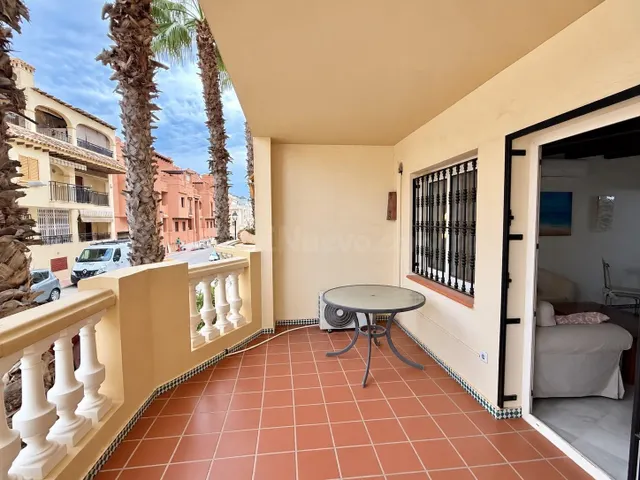 Apartamento con piscina comunitaria, Alicante, Torrevieja. 2 habitaciones, 66 m2, 200 metros del mar — 2