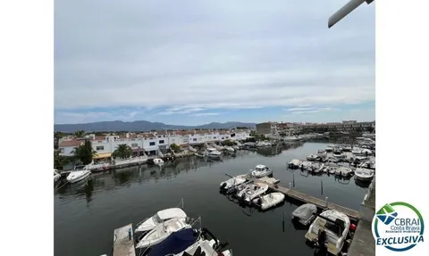 Bonito y moderno piso con vistas al canal y amarre de 2,5 x 5 m en Port Emporda, cerca de la playa y del centro de Empuriabrava
