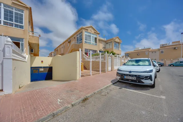 Bungalow planta alta reformado, en residencial con piscina comunitaria — 27