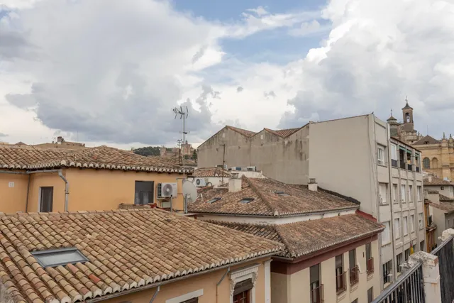 Oportunidad única en pleno corazón de Granada: luminosidad, ubicación y un enorme potencial de transformación — 36
