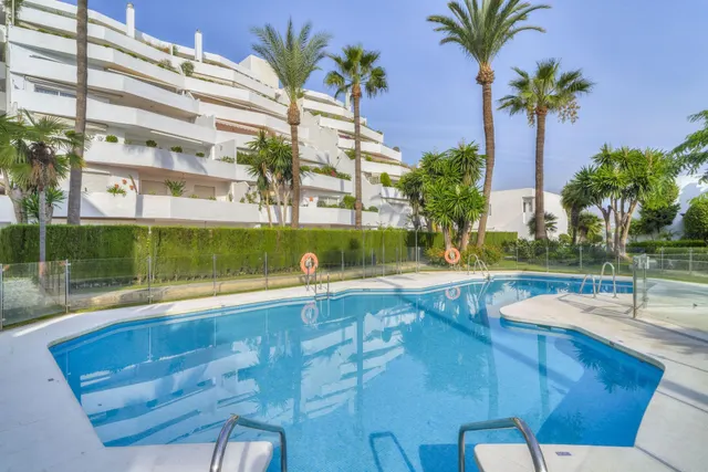 Apartamento de dos dormitorios bellamente reformado en la comunidad cerrada de Jardines de Andalucía — 21