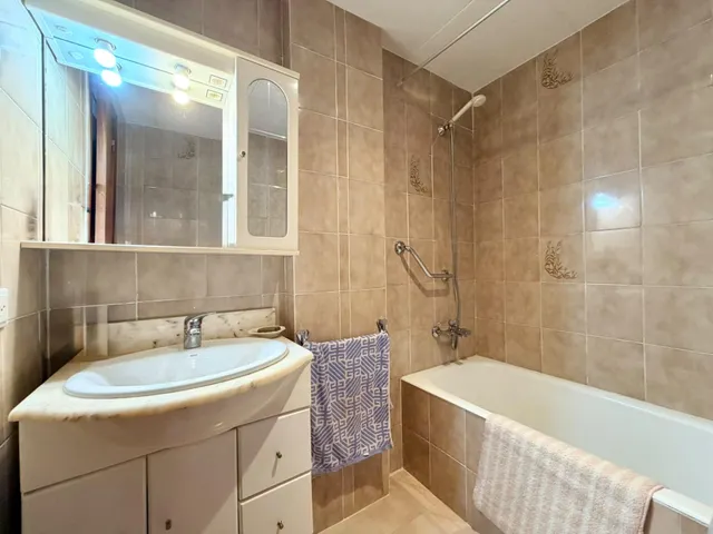 3 dormitorios, jardín, parking, piscina comunitaria. — 23