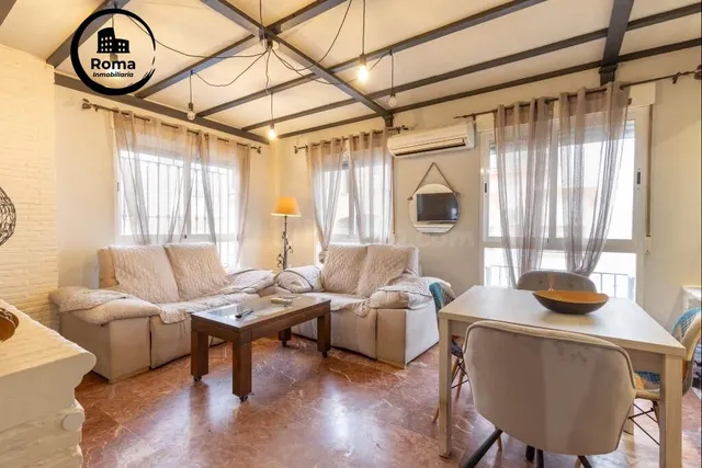 Casa adosada en urbanización con piscina junto al Ferial - foto 3