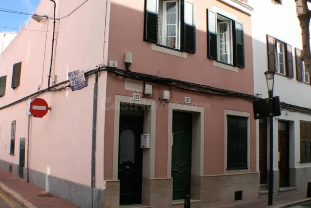 Típica casa de pueblo en Maó con garaje y derecho a vuelo.