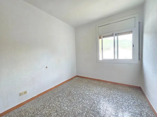 ¡Oportunidad única en Canyelles! Casa independiente con gran terreno llano en la entrada de la Urb. Les Palmeres — 12
