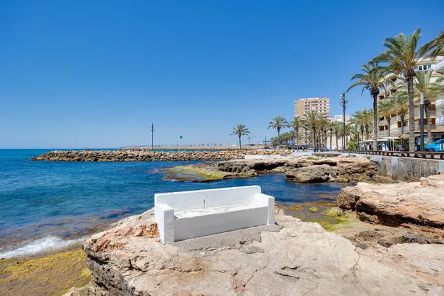 Apartamento de dos dormitorios con piscina comunitaria en el centro de Torrevieja — 47