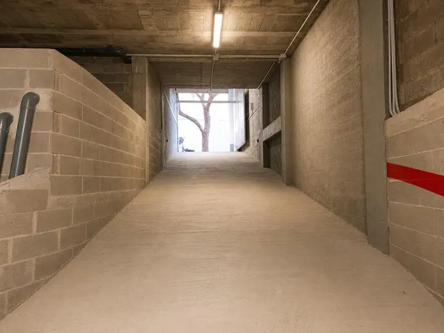 Plaza de parking en alquiler para coche y motos junto a Molinos de calle Industria — 20