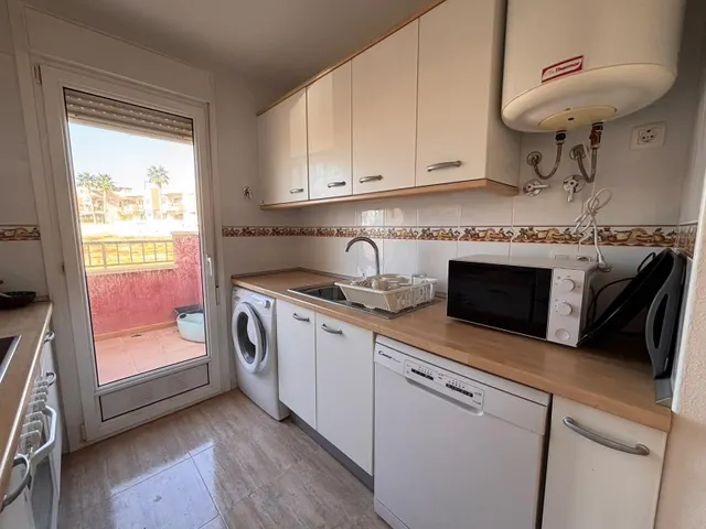 Apartamento con solárium, barbacoa, piscina comunitaria y vistas al mar en El Alamillo — 7