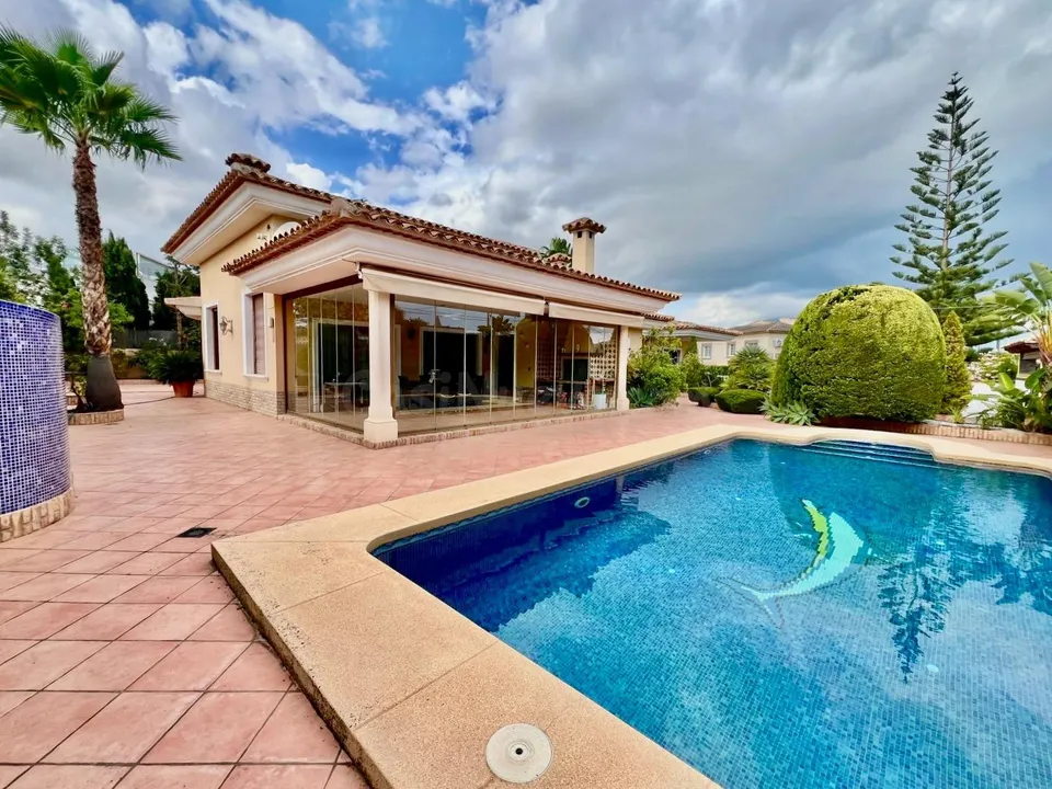 CHALET INDEPENDIENTE CON GRAN PARCELA Y PISCINA PRIVADA EN EL ALBIR, ALFAZ DEL PI
